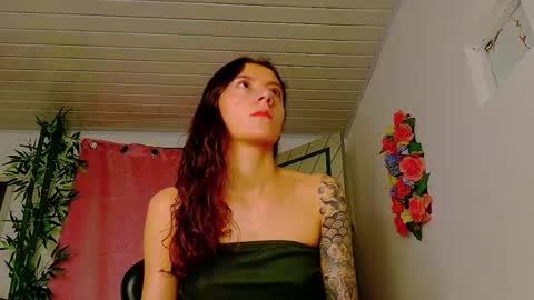 Snapshot of scarletjonesx chatting on 02-04-26, 02:39 Denis online show from 02-04-26, 02:39