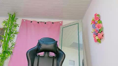 Snapshot of scarletjonesx chatting on 02-14-26, 12:40 Denis online show from 02-14-26, 12:40