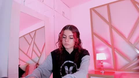 Snapshot of scarletpunk_ chatting on 12-06-24, 11:54 Scarlet online show from 12-06-24, 11:54