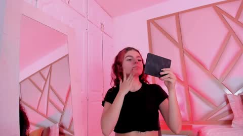 Snapshot of scarletpunk_ chatting on 12-20-24, 11:43 Scarlet online show from 12-20-24, 11:43