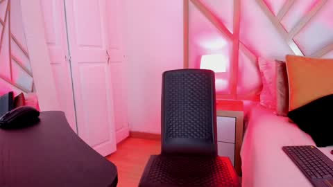 Snapshot of scarletpunk_ chatting on 01-15-25, 03:29 Scarlet online show from 01-15-25, 03:29