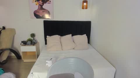 Scarlett online show from 10-20-25, 01:11