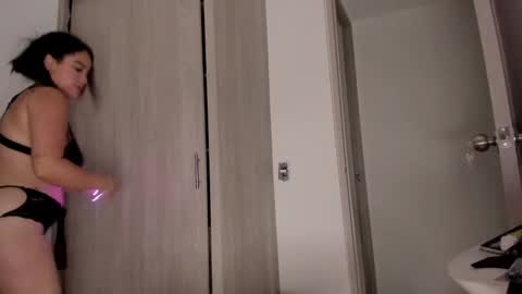 Snapshot of scarlett_diamond chatting on 12-13-24, 12:42 Scarlett Thumb up please help me 100 its important online show from 12-13-24, 12:42