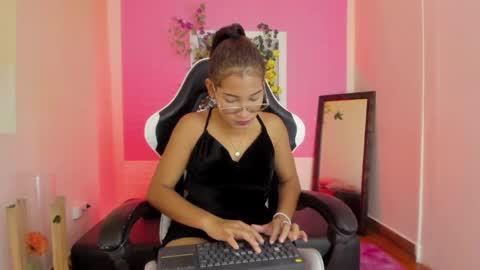 Snapshot of scarlett_lune chatting on 05-29-26, 08:18 scarlett_lune online show from 05-29-26, 08:18