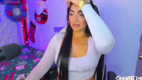 Snapshot of scarlett_luv chatting on 12-19-24, 05:29 Kim online show from 12-19-24, 05:29
