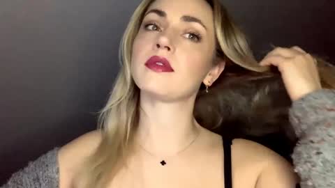Snapshot of scarlettxblonde chatting on 05-19-26, 06:31 ScarlettxBlonde online show from 05-19-26, 06:31