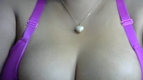 Snapshot of schoco_milf chatting on 01-01-25, 11:40 mai latina online show from 01-01-25, 11:40