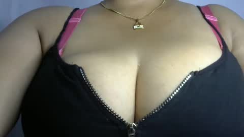 Snapshot of schoco_milf chatting on 01-04-25, 12:59 mai latina online show from 01-04-25, 12:59