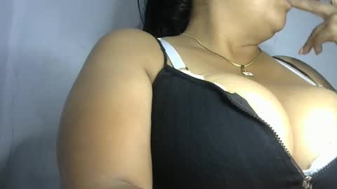 Snapshot of schoco_milf chatting on 01-31-25, 01:54 mai latina online show from 01-31-25, 01:54