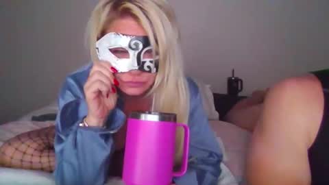 Snapshot of sdbeachfreaks chatting on 11-13-25, 05:06 SDBeachfreaks online show from 11-13-25, 05:06