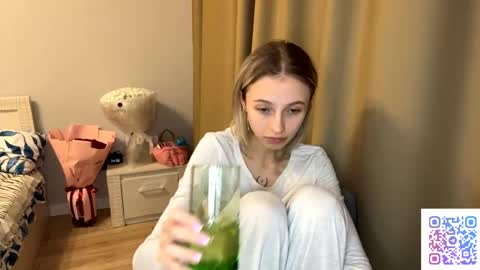 Snapshot of seasonhamiss chatting on 05-19-26, 01:56 Kate online show from 05-19-26, 01:56