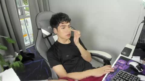 Snapshot of sebas_rosse chatting on 05-01-26, 10:25 sebastian online show from 05-01-26, 10:25