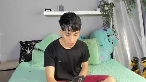 Snapshot of sebas_rosse chatting on 06-12-26, 01:43 sebastian online show from 06-12-26, 01:43