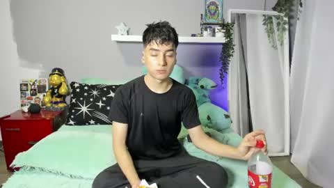 Snapshot of sebas_rosse chatting on 06-20-26, 12:25 sebastian online show from 06-20-26, 12:25