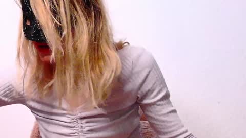 Snapshot of secretanni chatting on 12-13-24, 04:00 Anni online show from 12-13-24, 04:00