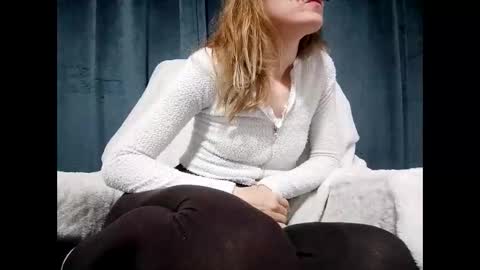 Snapshot of secretanni chatting on 10-19-25, 01:06 Anni online show from 10-19-25, 01:06