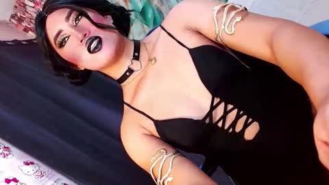 Snapshot of seductive_scarllete chatting on 12-17-25, 01:00 SCARLETTE online show from 12-17-25, 01:00