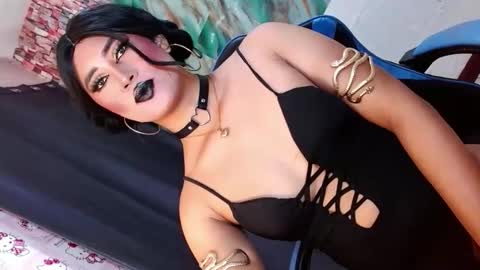 Snapshot of seductive_scarllete chatting on 12-21-25, 12:07 SCARLETTE online show from 12-21-25, 12:07