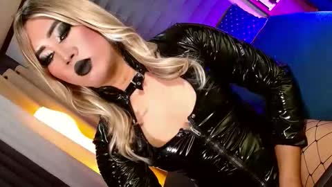 Snapshot of seductive_scarllete chatting on 05-09-26, 05:07 SCARLETTE online show from 05-09-26, 05:07