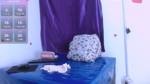 Estefany online show from 11-23-25, 01:11