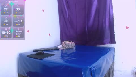 Estefany online show from 11-24-25, 01:11