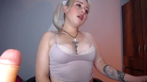 Snapshot of sejmet_5 chatting on 01-16-25, 02:51 Yeyis online show from 01-16-25, 02:51