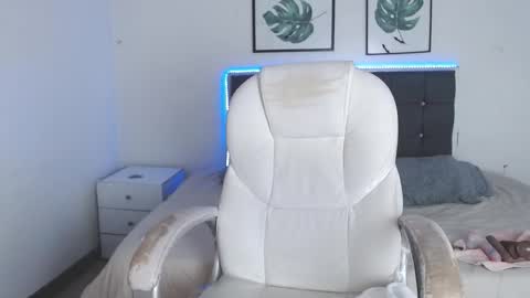 Snapshot of selena_hotmilf chatting on 12-13-25, 07:53 Selena online show from 12-13-25, 07:53