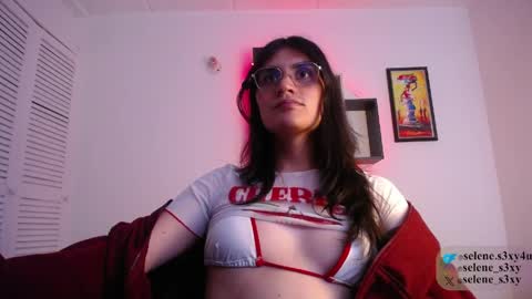 Snapshot of selene_cutie chatting on 03-25-26, 11:44 Selene help me with 50 thumbs up online show from 03-25-26, 11:44