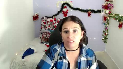Snapshot of selene_mom chatting on 12-23-24, 05:22 selene online show from 12-23-24, 05:22