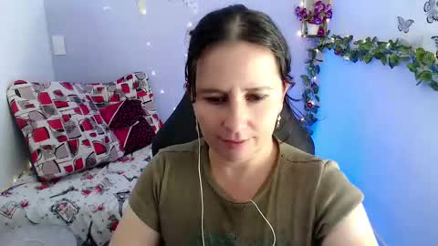 Snapshot of selene_mom chatting on 01-20-25, 09:01 selene online show from 01-20-25, 09:01