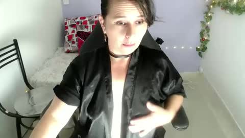 Snapshot of selene_mom chatting on 02-06-25, 03:09 selene online show from 02-06-25, 03:09