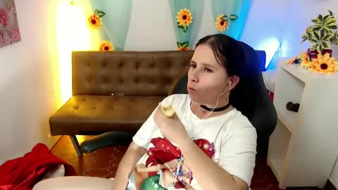Snapshot of selene_mom chatting on 02-24-25, 05:31 selene online show from 02-24-25, 05:31