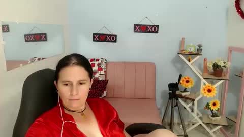 Snapshot of selene_mom chatting on 09-19-25, 07:03 selene online show from 09-19-25, 07:03