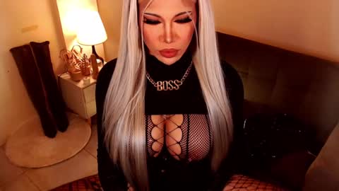 Snapshot of sensational_diva chatting on 12-12-24, 12:16 unstappable queen kate online show from 12-12-24, 12:16