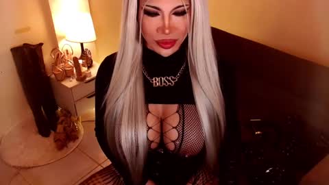 Snapshot of sensational_diva chatting on 12-31-24, 01:47 unstappable queen kate online show from 12-31-24, 01:47