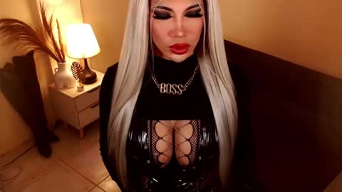 Snapshot of sensational_diva chatting on 02-10-25, 01:35 unstappable queen kate online show from 02-10-25, 01:35