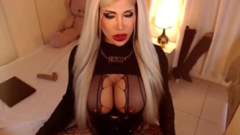 Snapshot of sensational_diva chatting on 10-25-25, 04:53 unstappable queen kate online show from 10-25-25, 04:53