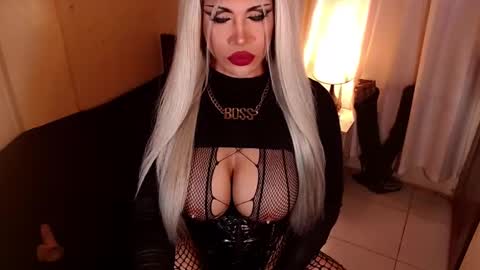 Snapshot of sensational_diva chatting on 01-09-26, 02:03 unstappable queen kate online show from 01-09-26, 02:03