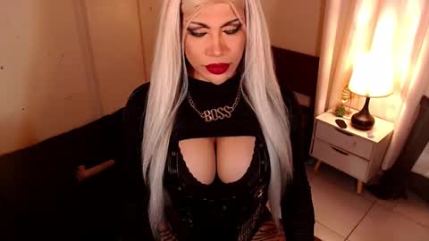 Snapshot of sensational_diva chatting on 02-14-26, 03:03 unstappable queen kate online show from 02-14-26, 03:03