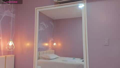 Snapshot of sensual_sophie_ chatting on 09-19-25, 11:33 Sophie online show from 09-19-25, 11:33