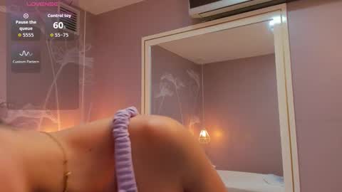 Snapshot of sensual_sophie_ chatting on 10-12-25, 10:25 Sophie online show from 10-12-25, 10:25