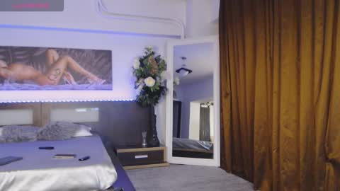 Snapshot of sensualhallie chatting on 10-17-25, 03:58 Hallie online show from 10-17-25, 03:58