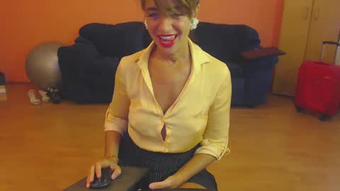 Snapshot of sensualmyra chatting on 09-27-25, 12:43 sensualmyra online show from 09-27-25, 12:43