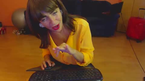 Snapshot of sensualmyra chatting on 10-10-25, 01:10 sensualmyra online show from 10-10-25, 01:10