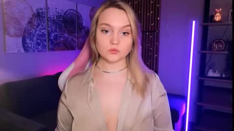 Snapshot of serena_johnsons chatting on 03-15-26, 12:11 Serena online show from 03-15-26, 12:11