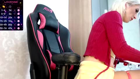 Snapshot of serenexxmilf chatting on 12-20-24, 07:12 serenexx your MILF online show from 12-20-24, 07:12