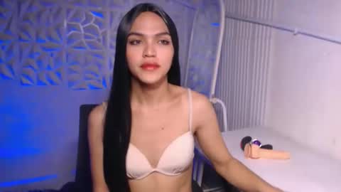 Snapshot of servicedoll18 chatting on 11-04-25, 06:29 Bella online show from 11-04-25, 06:29