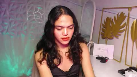 Snapshot of servicedoll18 chatting on 11-14-25, 07:01 Bella online show from 11-14-25, 07:01