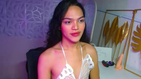 Snapshot of servicedoll18 chatting on 12-04-25, 08:17 Bella online show from 12-04-25, 08:17