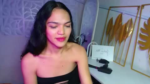 Snapshot of servicedoll18 chatting on 12-16-25, 01:10 Bella online show from 12-16-25, 01:10